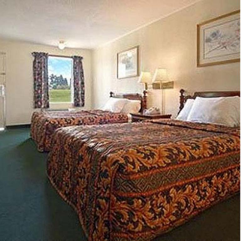 Interstate Inn Johnson City Room photo